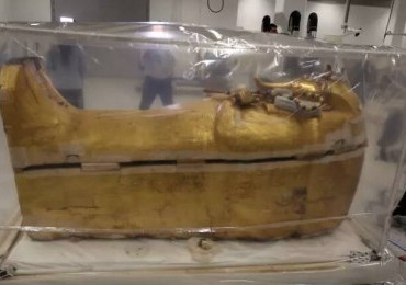 King Tut's Coffin Leaves his Tomb